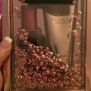 V.S. TEASE Mist and lotion gift set BNIB